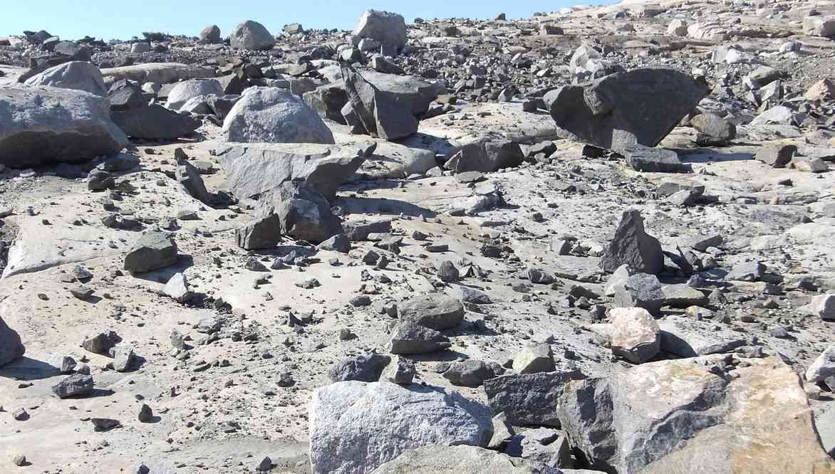 Poussière laissée par le glacier juste après son retrait, le 15 juillet 2017